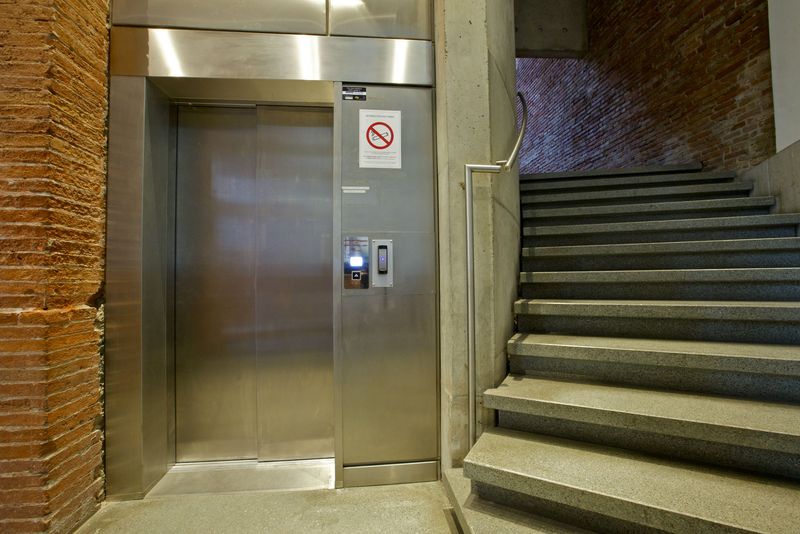 installateur d'ascenseur aux normes en Occitanie