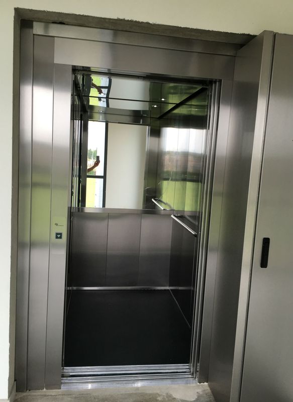 installateur d'ascenseur pour bâtiment recevant du public