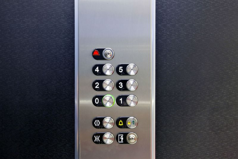 Remplacement de la boîte à boutons dans une cabine d'ascenseur
