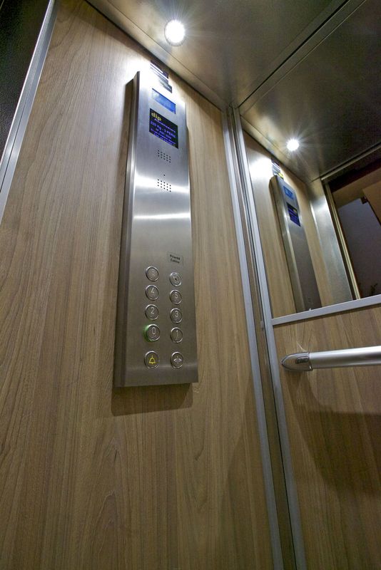 Spécialiste du remplacement des boîtes à boutons cabine des ascenseurs sur Toulouse