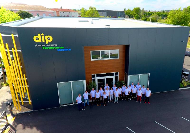 L'équipe Dip Ascenseurs devant son nouveau bâtiment