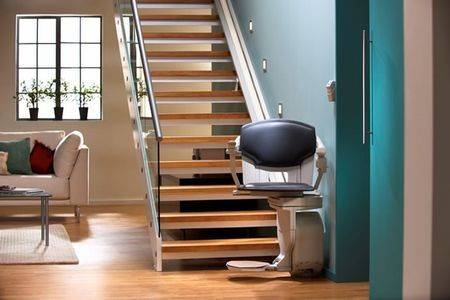 Dip Ascenseurs Fermetures et Mobilité vous installe votre monte-escalier droit SOLUS de Stannah dans votre maison