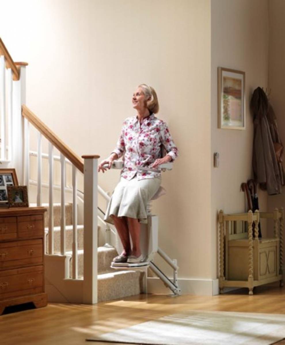 Chaise monte-escalier STANNAH SADLER pour escalier étroit tournant à Toulouse (31)