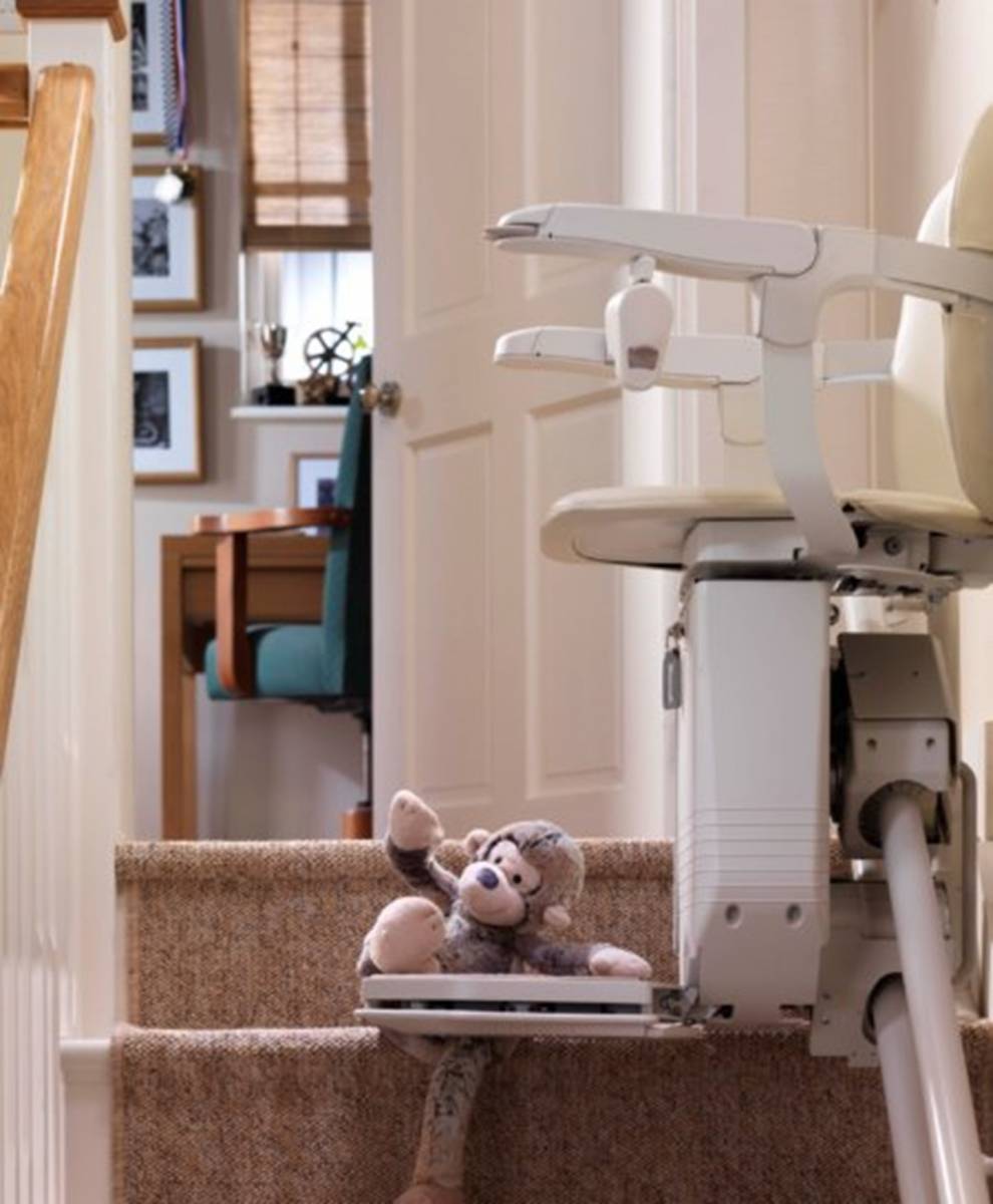 Installation d'une chaise monte-escalier pour un escalier tournant à Toulouse et ses régions limitrophes