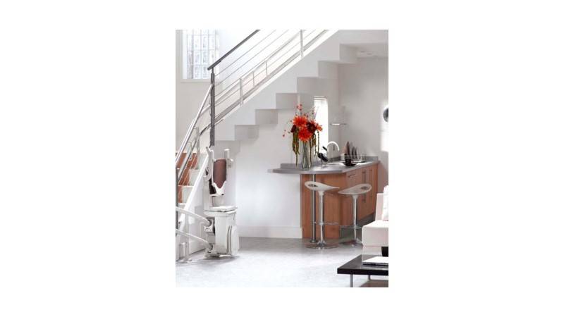 Stannah Solus tournant - Encombrement minimal réussi avec DIP ASCENSEURS