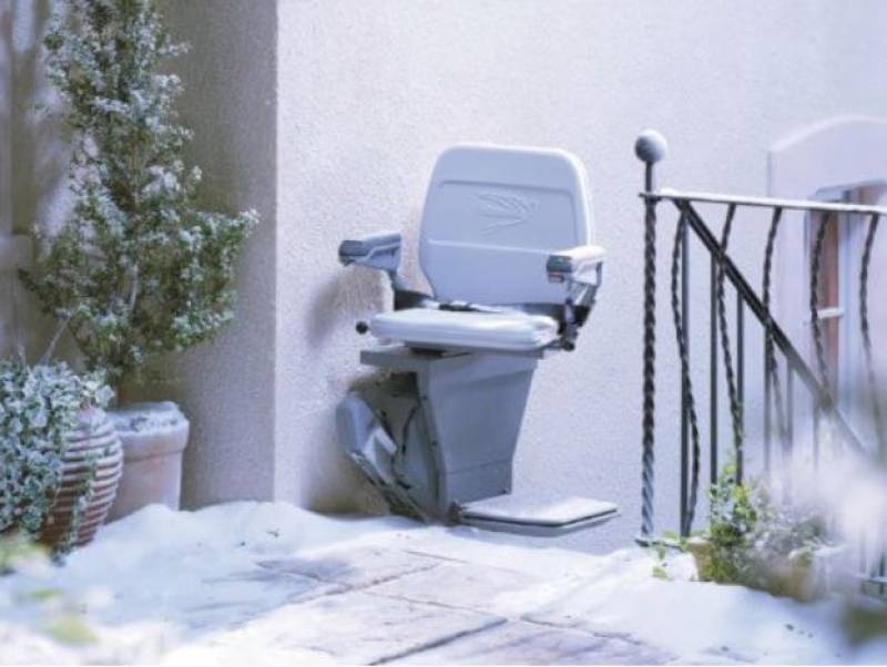 Monte-escalier Stannah extérieur installé par DIP Ascenseurs Fermetures et Mobilité