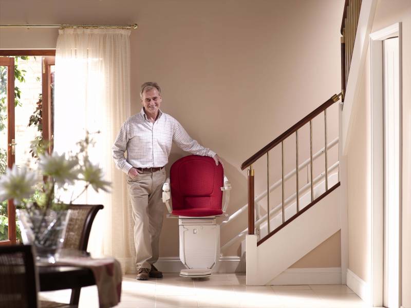 Installation d'une chaise monte personne STANNAH pour escalier tournant à Caussade dans le 82