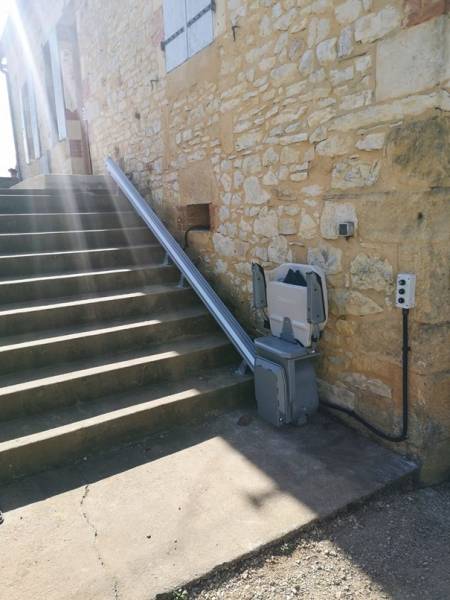 DIP vous installe votre monte-escalier Stannah Extérieur