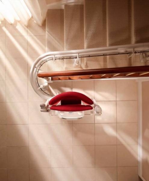 Stannah Sofia tournant - Encombrement minimal réussi avec l'installation de DIP Ascenseurs